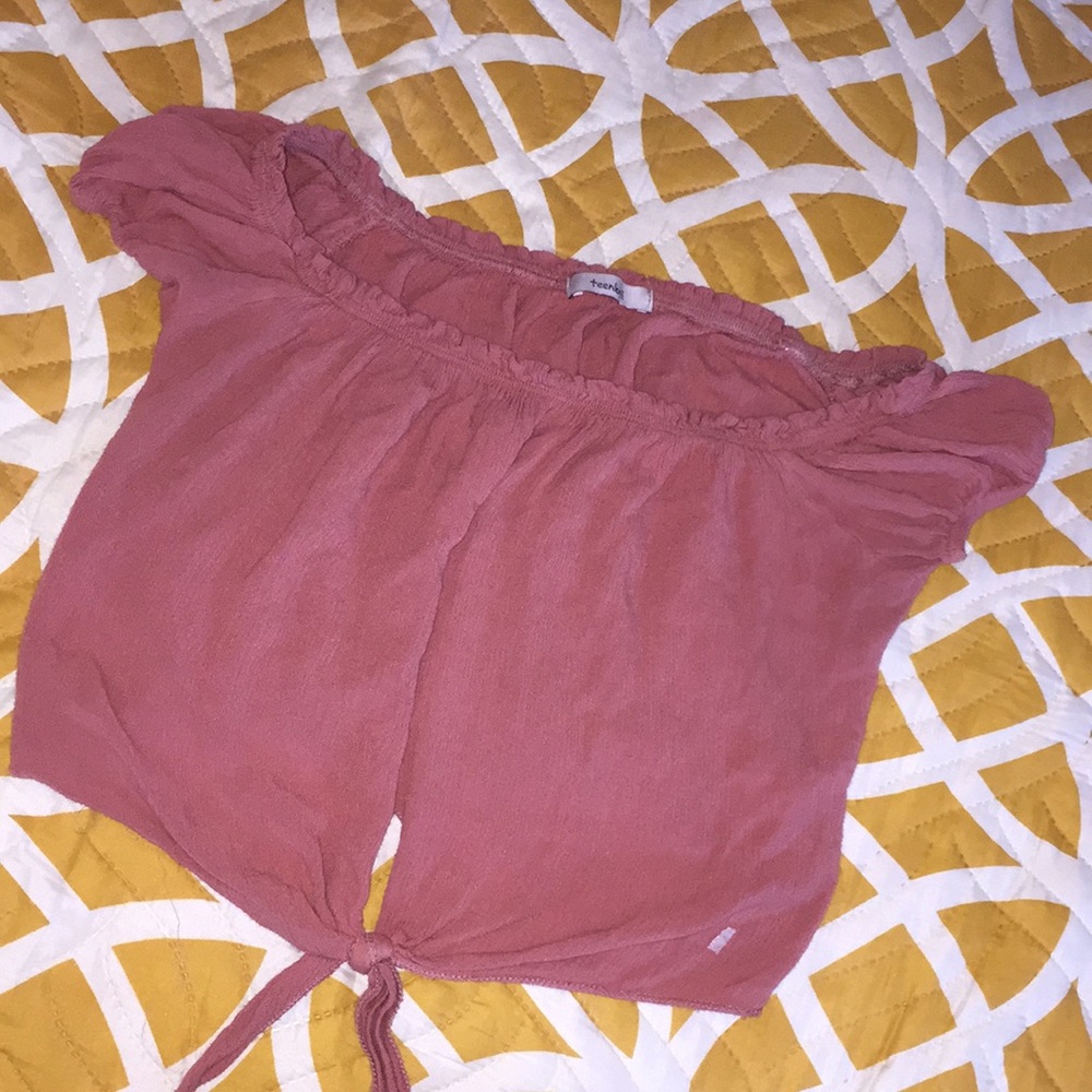 Cute off the shoulder crop top and very stretchy